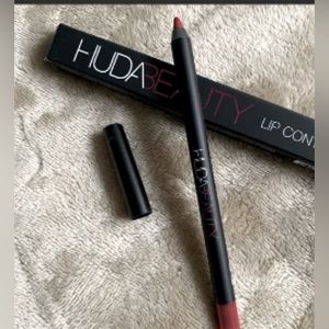 Huda Beauty Lip Contour